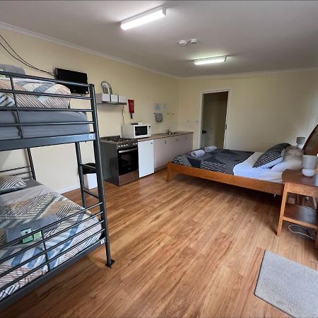 Turn-In Motel Γουόρναμπουλ Εξωτερικό φωτογραφία